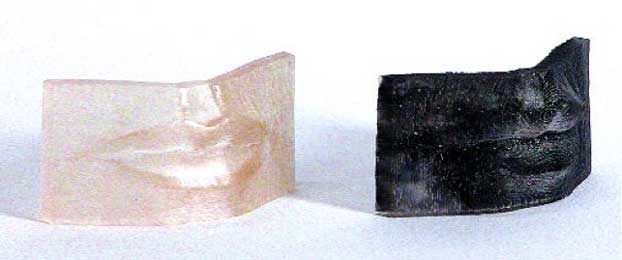 Ilustración 40. Dos pruebas estereolitografiadas de los labios realizados en resina transparente a distintas resoluciones. La comparación directa entre sistemas de impresión y sistemas de escaneo formó una parte muy imporatnte del trabajo de investigación