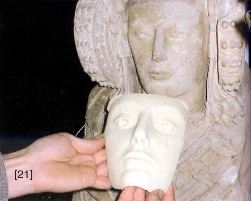 Comparando las primeras pruebas de la cara con la escultura original. El proyecto Duple consiste en clonar la Dama de Elche mediante el digitalizado de toda su superficie a alta resolución para posteriormente